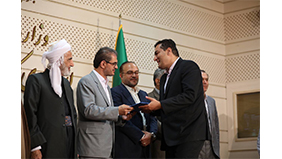 استاندار کردستان با اهدای لوحی از تلاش های مدیرعامل شرکت آبفا استان به دلیل تأمین آب شرب سالم و پایدار شهروندان سنندجی تقدیر کرد